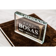 Sveikinimas stikle Bosui su užrašu Mūsų Bosas Girdi Mato Žino