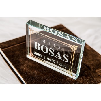 Sveikinimas stikle Bosui su užrašu Mūsų Bosas Girdi Mato Žino Sveikinimas stikle Bosui su užrašu Mūsų Bosas Girdi Mato Žino