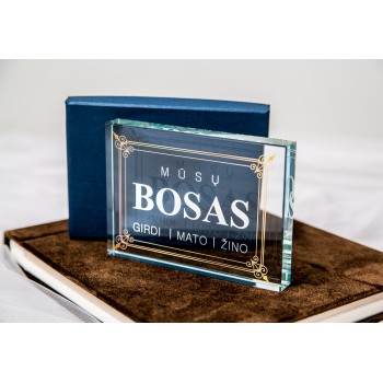 Sveikinimas stikle Bosui su užrašu Mūsų Bosas Girdi Mato Žino