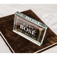 Sveikinimas stikle Bosei su užrašu, Mūsų Bosė Girdi Mato Žino