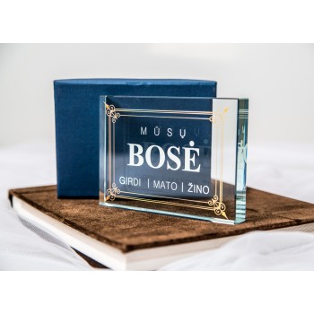 Sveikinimas stikle Bosei su užrašu, Mūsų Bosė Girdi Mato Žino