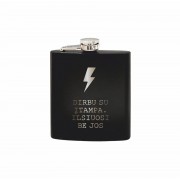 Metalinė Gertuvė, Fleškutė su užrašu, Dirbu Su Įtampa Ilsiuosi Be Jos, juoda 200 ml. Metalinė Gertuvė, Fleškutė su užrašu, Dirbu Su Įtampa Ilsiuosi Be Jos, juoda 200 ml.