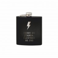 Metalinė Gertuvė, Fleškutė su užrašu, Dirbu Su Įtampa Ilsiuosi Be Jos, juoda 200 ml. 