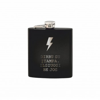 Metalinė Gertuvė, Fleškutė su užrašu, Dirbu Su Įtampa Ilsiuosi Be Jos, juoda 200 ml.  Metalinė Gertuvė, Fleškutė su užrašu, Dirbu Su Įtampa Ilsiuosi Be Jos, juoda 200 ml.