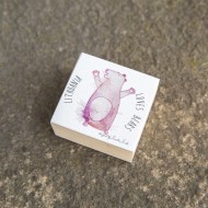 Medinė dėžutė su meška ir užrašu, Lithuania Loves Bears