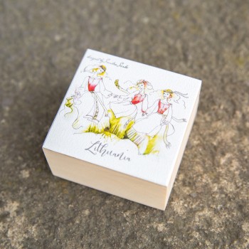 Medinė dėžutė  su Šokančių Lietuvaičių Piešiniu