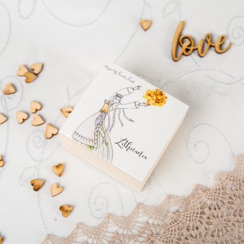 Medinė dėžutė su Gintarais, Lietuvaite ir Užrašu, Lietuva