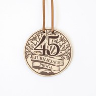 Medalis su užrašu 45 jubiliejaus proga, medinis su juostele