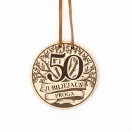 Medalis su užrašu 50 jubiliejaus proga, medinis su juostele