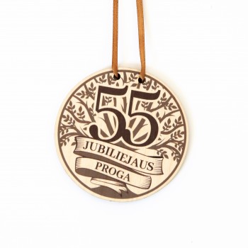 Medalis su užrašu 55 jubiliejaus proga, medinis su juostele