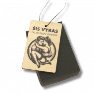 Automobilio pakabukas su užrašu Šis Vyras Ne tik Gerai Vairuoja, medinis Automobilio pakabukas su užrašu Šis Vyras Ne tik Gerai Vairuoja, medinis