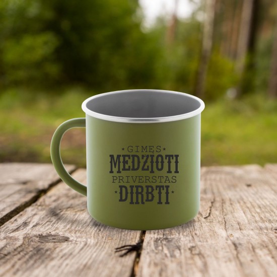 Metalinis puodelis su užrašu, Gimęs Medžioti, Privertas Dirbti