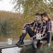 Metalinis puodelis su karabinu ir užrašu, Šitam Gale Kablys Metalinis puodelis su karabinu ir užrašu, Šitam Gale Kablys