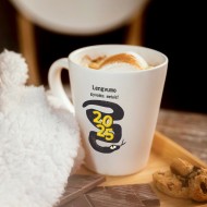 Late puodelis su užrašu Lengvų Metų 2025, baltas