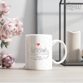 Puodelis šv. Valentino dienai su užrašu, Su meile, Angelai Debesyje