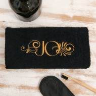 Juodas siuvinėtas rankšluostis su užrašu JO, 100% šukuotinė medvilnė