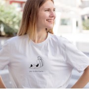 Marškinėliai Kavos Mėgėjui Su Kate Puodelyje ir Užrašu, Per Mažai Kavos Marškinėliai Kavos Mėgėjui Su Kate Puodelyje ir Užrašu, Per Mažai Kavos