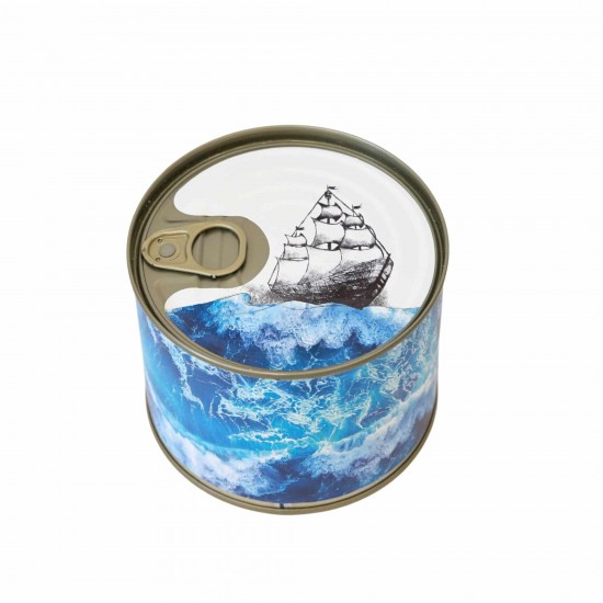 Marškinėliai Su Laivu, Skardinėje