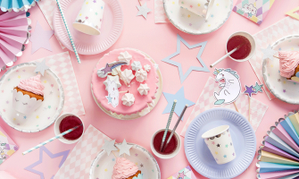 Kai šventės „uodega“ vizgina šunį: kodėl humoras slypi detalėse?